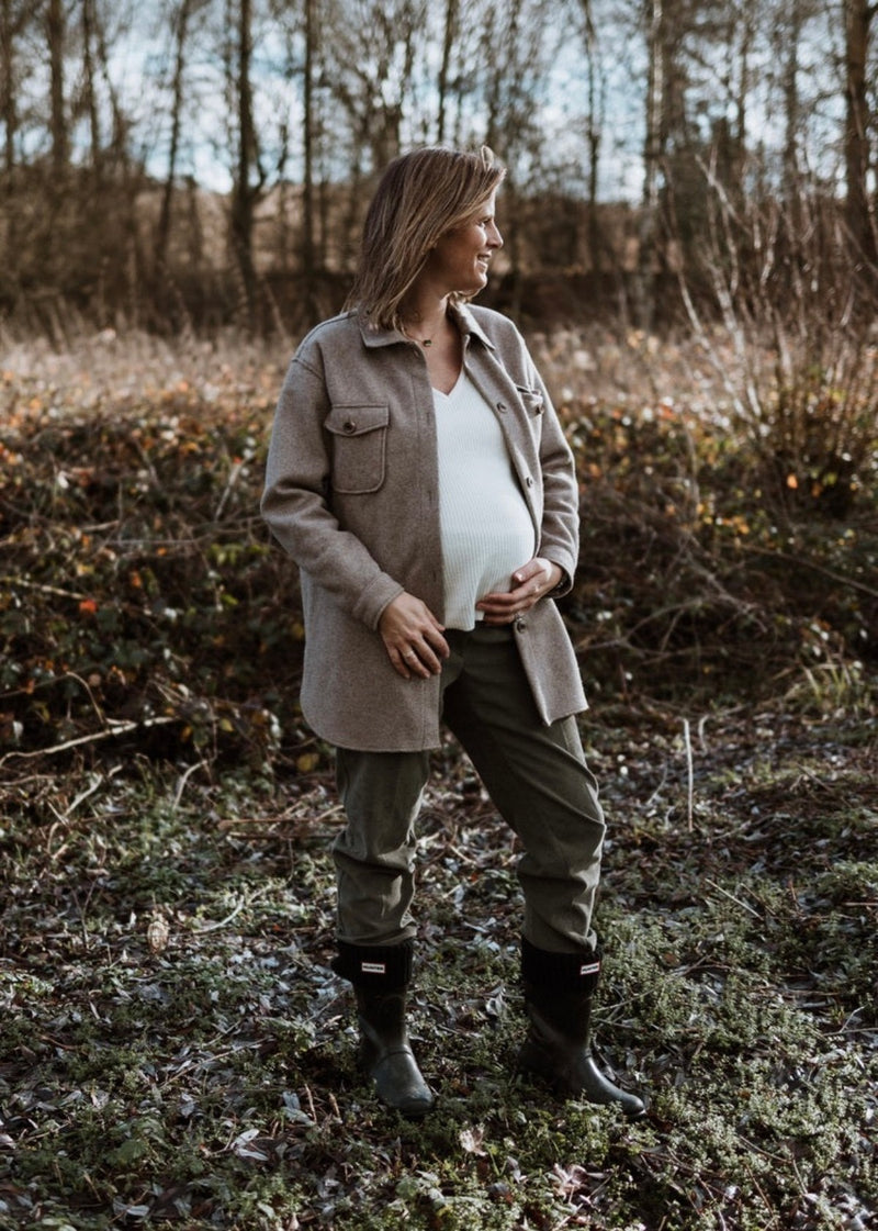 Fall and winter look of Aurélie pregnant wearing the MUM nursing sweater from Milk Away