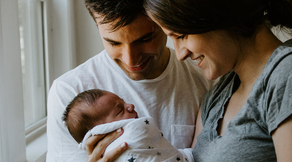 Young couple back at home with their newborn baby. ©Kelly Sikkema on Unsplash