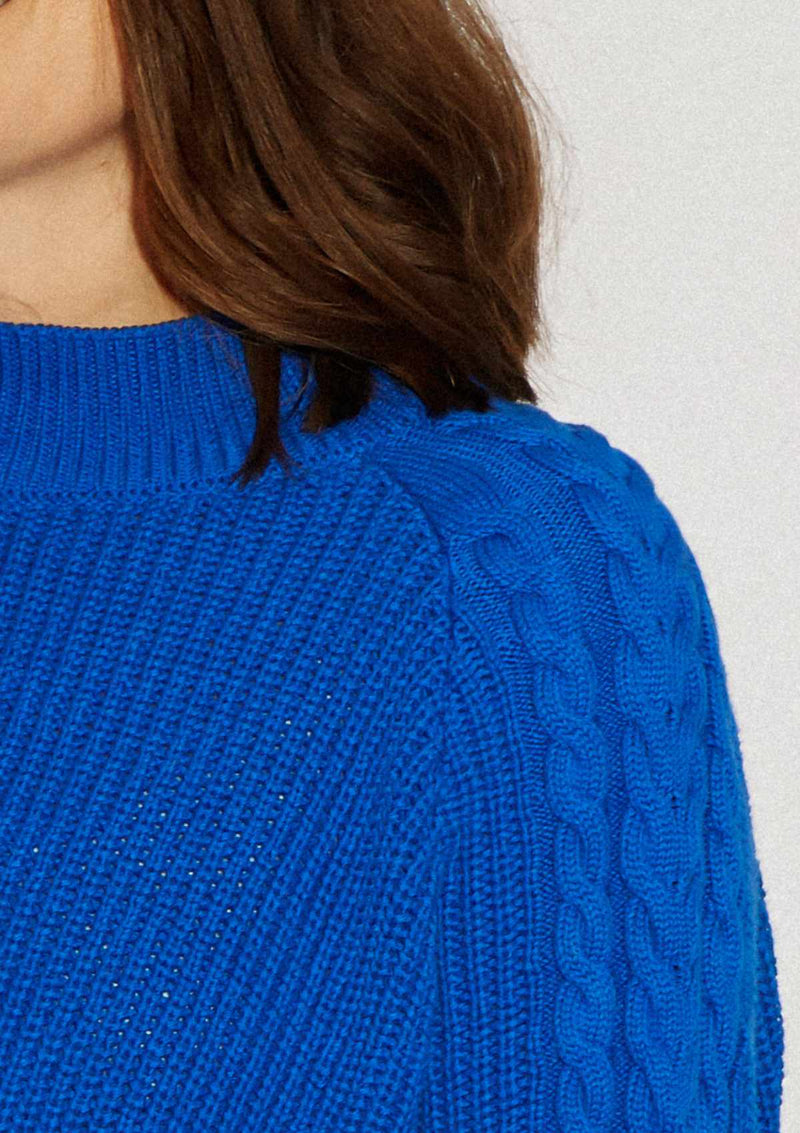 details of the sleeve of the nursing sweater Milk Away Soulmateen knitwear royal blue of organic cotton